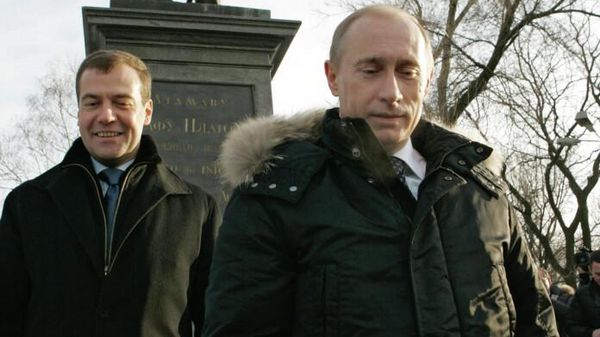Владимир Путин и Дмитрий Медведев у восстановленного памятника атаману Матвею Платову. 2008 год Владимир Путин и Дмитрий Медведев у восстановленного памятника атаману Матвею Платову. 2008 год