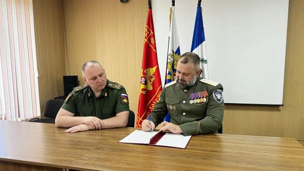 Атаман ИВКО Дмитрий Смоликов подписывает контракт с министерством обороны РФ о пребывании в мобрезерве