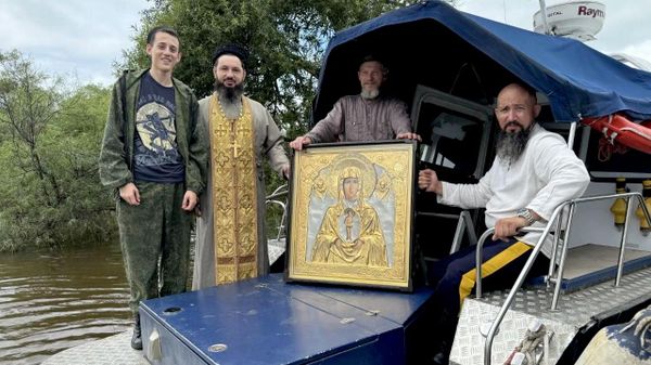 Духовник Уссурийского войскового казачьего общества Георгий Борисов во время крестного хода