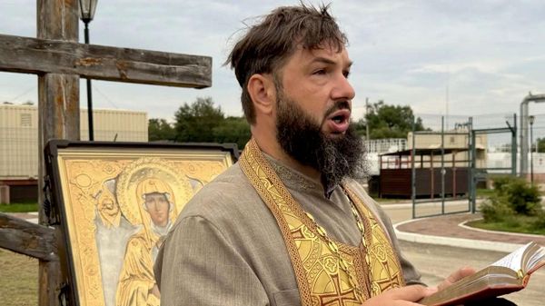 Духовник Уссурийского войскового казачьего общества Георгий Борисов во время крестного хода