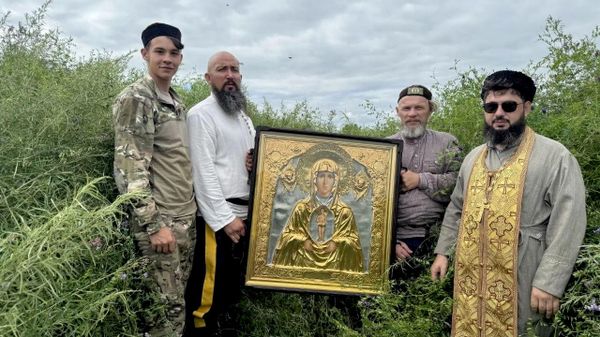 Духовник Уссурийского войскового казачьего общества Георгий Борисов во время крестного хода