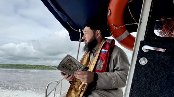 Духовник Уссурийского войскового казачьего общества Георгий Борисов во время крестного хода