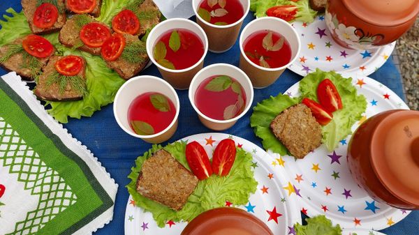 Арктическая уха и традиционная закуска
