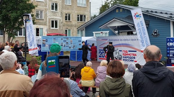 Казаки на фестивале в Мурманской области, посвященном Международному дню коренных народов мира