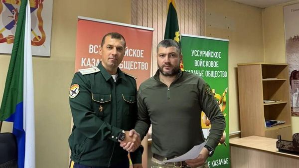 Атаман Уссурийского войскового казачьего общества Евгений Процевский и атаман Окружного казачьего общества Хабаровского края Константин Зыбарев