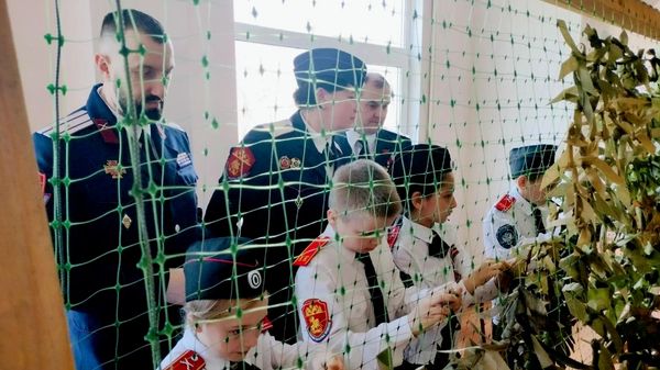 Ученики Снежаны Власовой во время плетения маскировочных сетей 