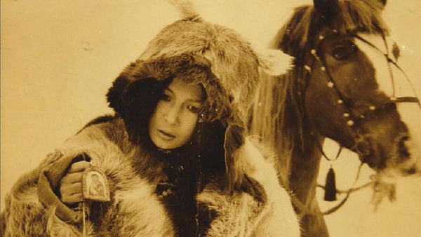 Маргарита Борисова в роли Абакаяды, якутской жены казачьего атамана Семена Дежнева. Фрагмент из фильма Семен Дежнев. 1983 год Маргарита Борисова в роли Абакаяды, якутской жены казачьего атамана Семена Дежнева. Фрагмент из фильма Семен Дежнев. 1983 год