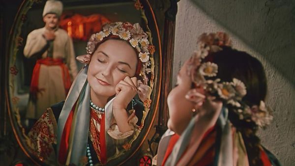 Людмила Мызникова в роли Оксаны, дочки казака Чуба, перед зеркалом. Фрагмент фильма Вечера на хуторе близ Диканьки. 1961 год Людмила Мызникова в роли Оксаны, дочки казака Чуба, перед зеркалом. Фрагмент фильма Вечера на хуторе близ Диканьки. 1961 год