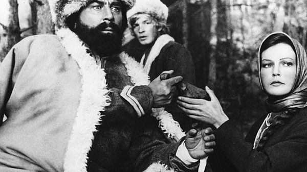 Устинья (Ольга Прохорова) подает ковш Емельяну Пугачеву (Евгений Матвеев). Фрагмент из фильма Емельян Пугачев. 1978 год Устинья (Ольга Прохорова) подает ковш Емельяну Пугачеву (Евгений Матвеев). Фрагмент из фильма Емельян Пугачев. 1978 год