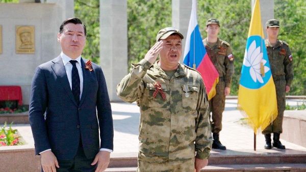 Глава Республики Калмыкия Бату Хасиков и Первый заместитель атамана Калмыцкого округа Мингиян Нахошкин Глава Республики Калмыкия Бату Хасиков и Первый заместитель атамана Калмыцкого округа Мингиян Нахошкин