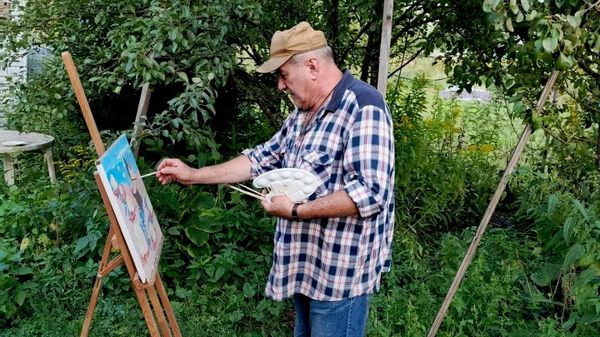 Юрий Смирнов у мольберта