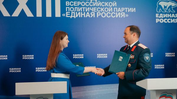 Подписание документа о заключении соглашения о сотрудничестве ВКО ЦКВ с Центром поддержки гражданских инициатив сторонников Единой России