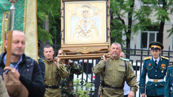 Участники крестного хода от Благовещенского кафедрального собора до Свято-Никольского казачьего храма Участники крестного хода от Благовещенского кафедрального собора до Свято-Никольского казачьего храма