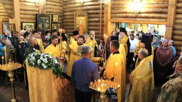 Участники крестного хода от Благовещенского кафедрального собора до Свято-Никольского казачьего храма Участники крестного хода от Благовещенского кафедрального собора до Свято-Никольского казачьего храма