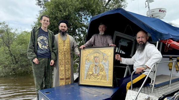 Участники крестного хода по Амуру от Амурзета до Ленинска Участники крестного хода по Амуру от Амурзета до Ленинска