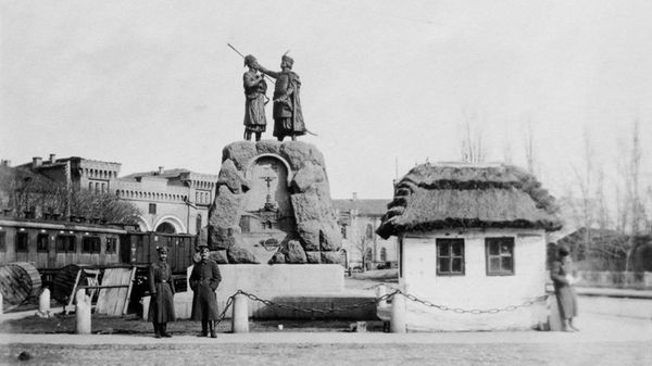 Памятник Искре и Кочубею в Киеве. Фото 1918 года Памятник Искре и Кочубею в Киеве. Фото 1918 года
