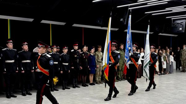 Участники торжественного мероприятия День знаний