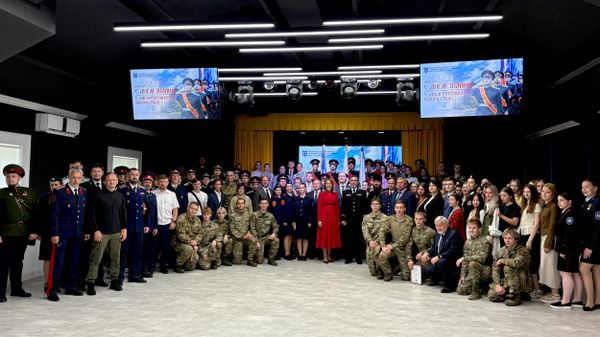 Участники торжественного мероприятия День знаний