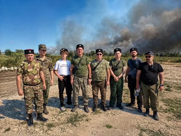 Анапские казаки тушат пожар