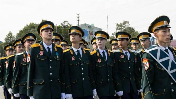 Участники парада в честь Дня победы над Японией и окончания Второй мировой войны