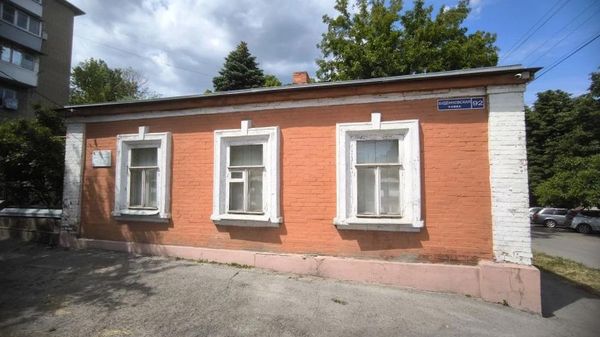Вид на Дом-музей Ивана Крылова с улицы Буденного Буденновской улицы. Новочеркасск