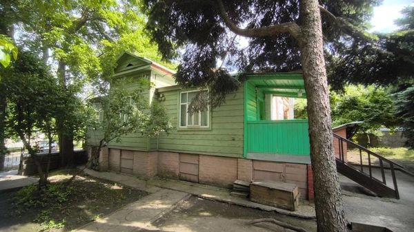 Вид на дома Ивана Крылова со стороны сада 