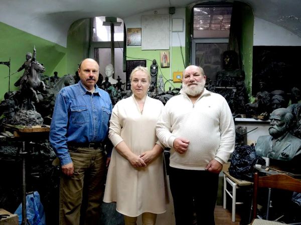 Галина Варшавская с потомком Михаила Черкашенина и скульптором Константином Чернявским