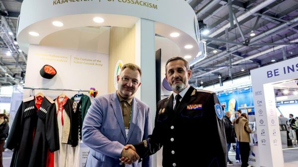 Первый заместитель министра просвещения РФ Александр Бугаев и атаман ВсКО Виталий Кузнецов