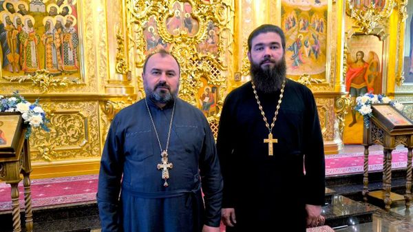 Ответственный секретарь СКВК с войсковым священником ЧВКО