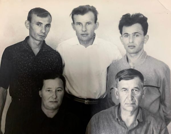 Валерий Калинкин с приемными родителями и сводными братьями Валерий Калинкин с приемными родителями и сводными братьями