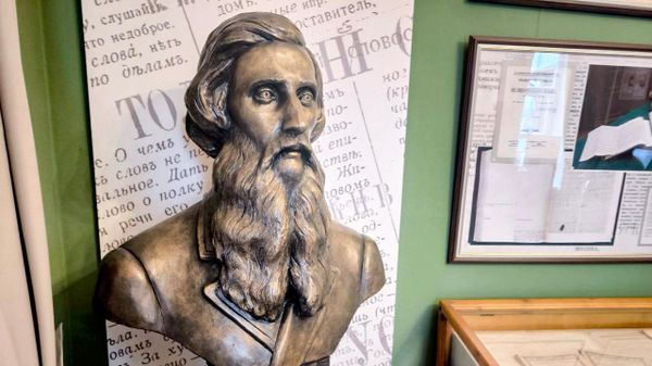 Бюст создателя Толкового словаря живого великорусского языка Владимира Ивановича Даля, вошедшего в русскую литературу под псевдонимом Казак Луганский