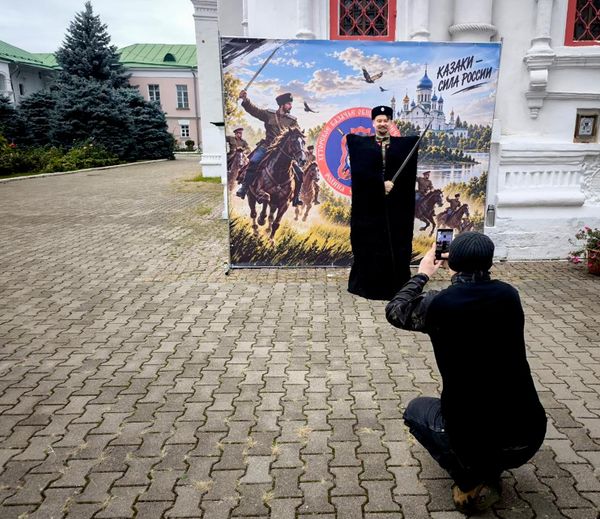 Мне бы шашку да коня, да на линию огня… Фотозона казачьего мероприятия в Печатниках пользовалась неизменным спросом