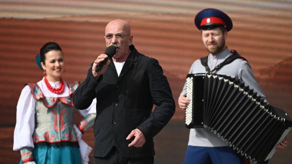 Народный артист России Александр Розенбаум выступает на праздничном концерте