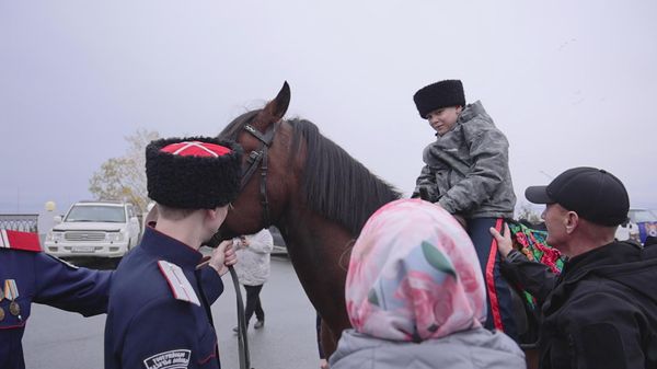 Казачата проходят старинный обряд посажения на коня
