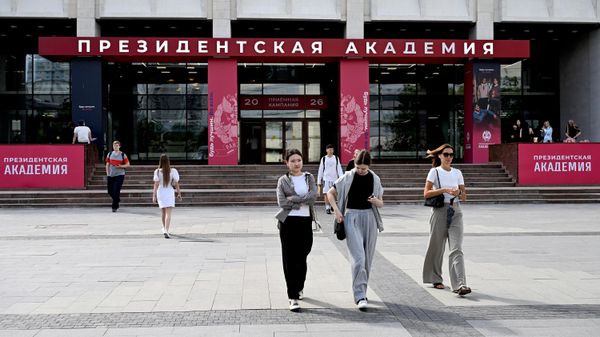 Главный вход в академию РАНХиГС в Москве