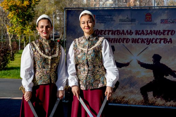 Участница Виктория Яковлева вместе с напарницей на Фестивале казачьего военного искусства