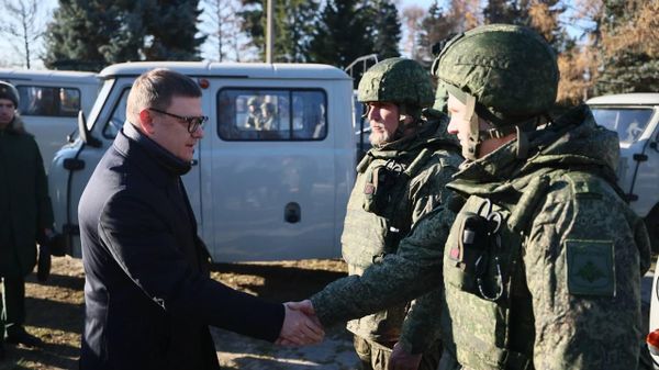 Губернатор Челябинской области Алексей Текслер вручает добровольцам отряда БАРС новую партию техники и снаряжения