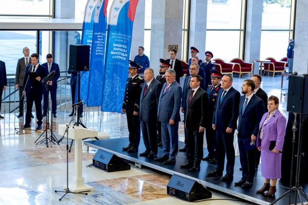 Участники торжественной церемонии вручения переходящего знамени Президента РФ
